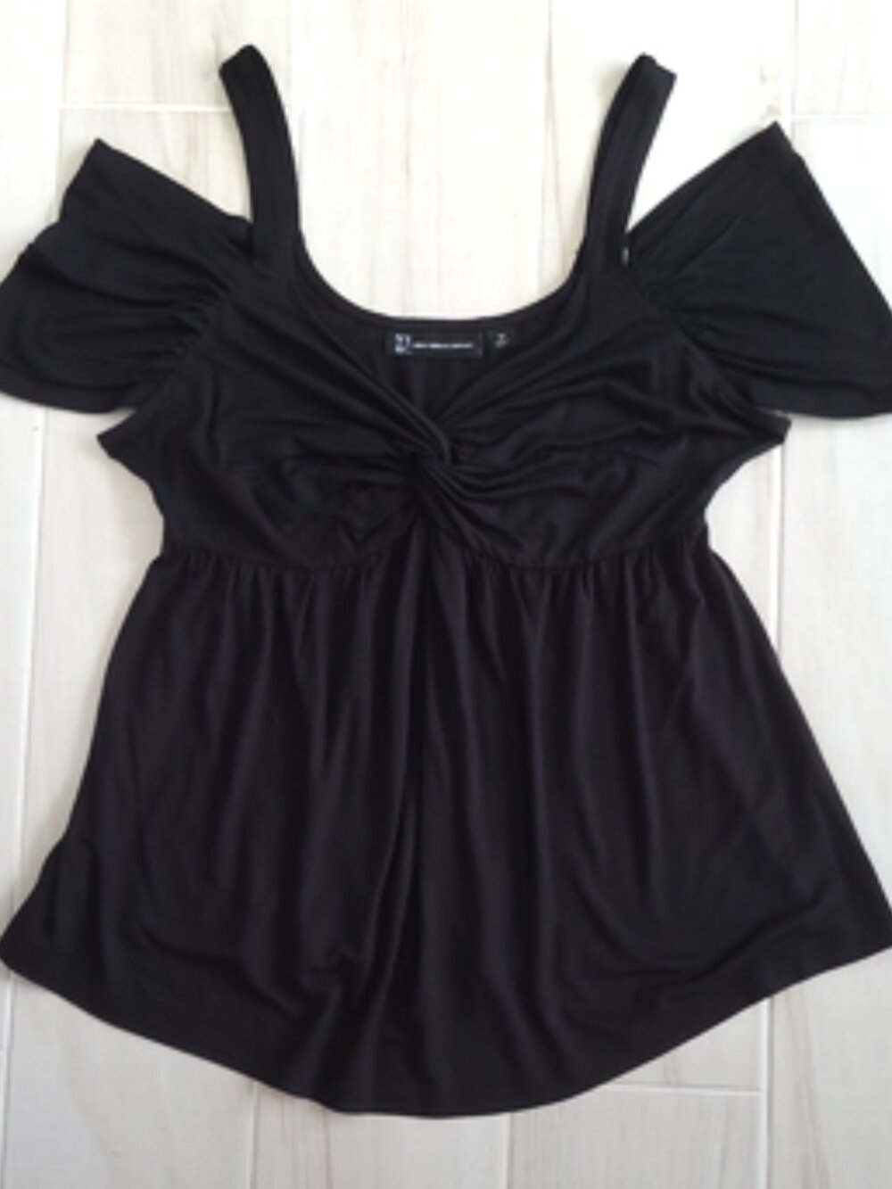 New York & Company Black Cold-Shoulder Twist-Front Camisole Size M